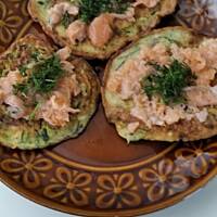 Placuszki gryczane z cukinii z wędzonym łososiem