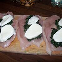 Piersi z kurczaka faszerowane szpinakiem i mozzarellą .