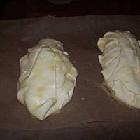 Piersi z kurczaka faszerowane szpinakiem i mozzarellą .