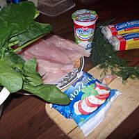 Piersi z kurczaka faszerowane szpinakiem i mozzarellą .