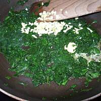 Piersi z kurczaka faszerowane szpinakiem i mozzarellą .