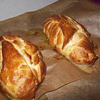 Piersi z kurczaka faszerowane szpinakiem i mozzarellą .