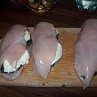 Piersi z kurczaka faszerowane szpinakiem i mozzarellą .