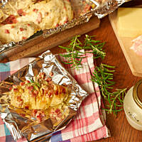 Pyrki z piekarnika (z rozmarynem i cheddarem zatopionym w śmietanowym sosie)