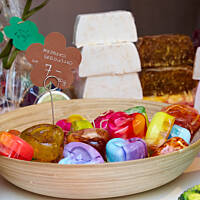 Ręcznie wykonane mydełka kuszą gamą kolorów kształtów, a przede wszystkim zapachów. Mimo, że cena nie jest niska, trudno się oprzeć pokusie kupienia kilku :)