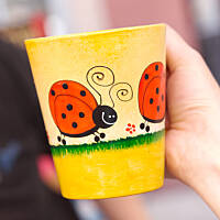 Na jarmarku trudno się oprzeć cudnym, ręcznie malowanym kubkom. Ten właśnie ktoś kupuje i dumnie prezentuje do zdjęcia, które robię na stronę Wielkiego Żarcia :)