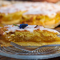 Kruchy placek mocno żółtkowy sezonowo owocowy