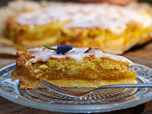 Fot. Wkn, Kruchy placek mocno żółtkowy sezonowo owocowy