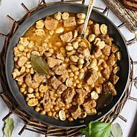 Gulasz z szynki z ciecierzycą i pieczarkami