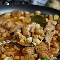 Gulasz z szynki z ciecierzycą i pieczarkami