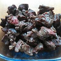 Policzki wołowe w sosie cebulowo-pomidorowo-winnym  