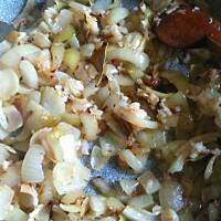 Policzki wołowe w sosie cebulowo-pomidorowo-winnym  