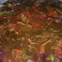 Policzki wołowe w sosie cebulowo-pomidorowo-winnym  