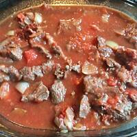 Policzki wołowe w sosie cebulowo-pomidorowo-winnym  