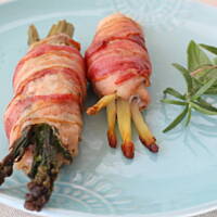 Szparagi zawijane w pierś i boczek