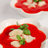 Zupa z czerwonych porzeczek z puszystymi kuseczkami