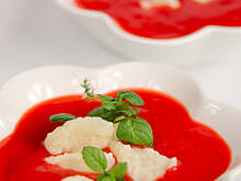 Fot. Wkn, Zupa z czerwonych porzeczek z puszystymi kuseczkami