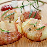 Pieczone ziemniaki w boczku z tymiankiem