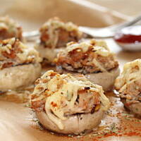 Kapelusze nadziewane tuńczykiem