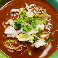 Pozole rojo - meksykańska zupa paprykowa