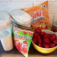 Ciacho z truskawkami w galaretce - łatwe i szybkie!