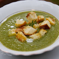 Zupa brokułowo-limonkowa krem z chrupiącymi grzankami serowymi