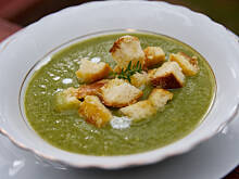 Fot. Wkn, Zupa brokułowo-limonkowa krem z chrupiącymi grzankami serowymi