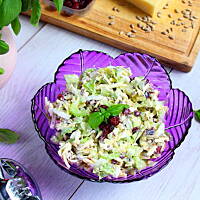 Sałatka z żurawiną, serem i selerem naciowym