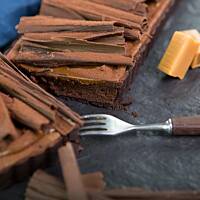 Tarta z pieczonym musem czekoladowym i karmelem