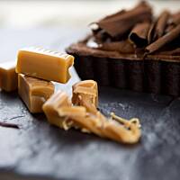 Tarta z pieczonym musem czekoladowym i karmelem