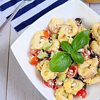 Sałatka grecka z tortellini