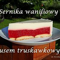 Sernik waniliowy z musem truskawkowym