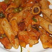 Makaron razowy  z mrożonymi warzywami 