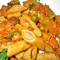 Makaron razowy  z mrożonymi warzywami 