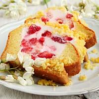 ucierane ciasto z serkiem i truskawkami…