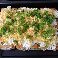 Warstwowa, imprezowa sałatka z krakersami i pieczarkami