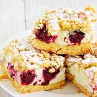 kruche ciasto z jeżynami i budyniową pianką…