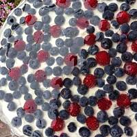 Tarta z kremem jogurtowym i biała czekolada 