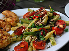 Fot. katy12, Fasolka szparagowa z karmelizowanymi pomidorkami i pestkami słonecznika