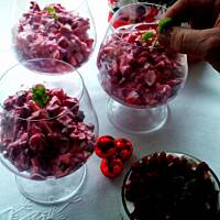 Sałatka z buraków kiszonych - w dwóch wersjach podania. 