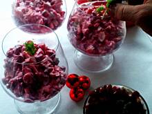 Fot. Olkka, Sałatka z buraków kiszonych - w dwóch wersjach podania. 