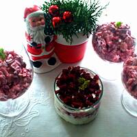 Sałatka z buraków kiszonych - w dwóch wersjach podania. 