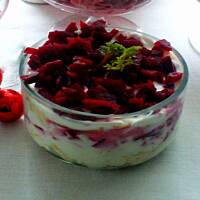 Sałatka z buraków kiszonych - w dwóch wersjach podania. 