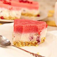 Sernik z porzeczkową pianką