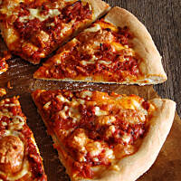 pizza z sosem bolognese