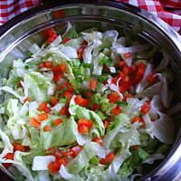 Sałata lodowa w delikatnym sosie czosnkowym z papryką 