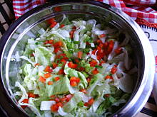 Fot. neliada, Sałata lodowa w delikatnym sosie czosnkowym z papryką 