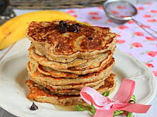 Fot. Mloda, Bananowe pancakes z chia i czekoladą