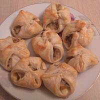 Sakiewki z ciasta francuskiego z kapusta i pieczarkami