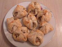 Fot. s_anka88, Sakiewki z ciasta francuskiego z kapusta i pieczarkami